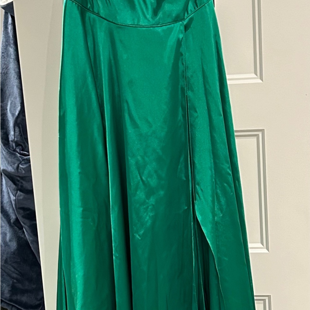 Sherri Hill Elegant Green One-Shoulder Dress - Picture 4 of 6